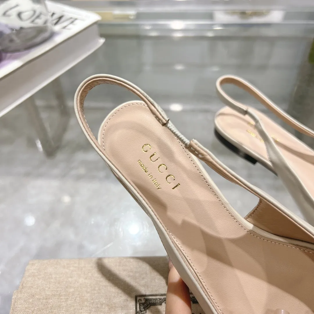 👟👟Ex-factory price 440👟👟 (genuine leather sole +40) Gucci Original GG canvas adds dazzling essence to these slingback pumps. Brown leather piping and light gold-toned hardware are complemented by beige and brown graphics. The pointed toe, elasticated straps and low heel all work together to create a comfortable fit. Upper: Made of first-layer imported patent cowhide/sheepskin lining. Outsole: Rubber non-slip outsole/genuine leather outsole. Size: 35-42 (34/41 42 customized, non-refundable)​